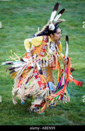 Ein Indianer in voller Montur nimmt Teil an einem ausgefallenen Tanzwettbewerb bei einem Powwow im Norden Utahs Stockfoto