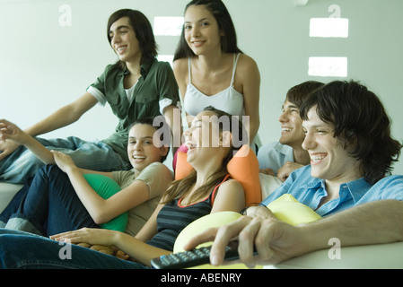Gruppe junger Freunde auf Sofa, sitzen vor dem Fernseher Stockfoto