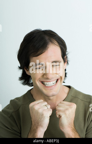 Mann, schließen die Augen, Lächeln und hochhalten Fäuste, Porträt Stockfoto