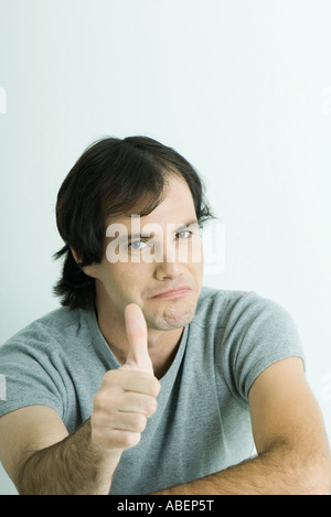 Mann geben Daumen nach oben Zeichen, Lächeln, Porträt Stockfoto