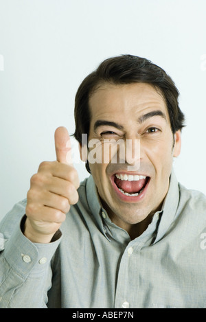 Mann geben Daumen nach oben Zeichen, Zwinkern, Porträt Stockfoto