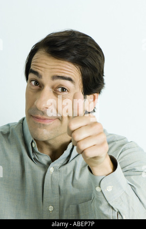 Mann geben Daumen nach oben Zeichen, Porträt Stockfoto