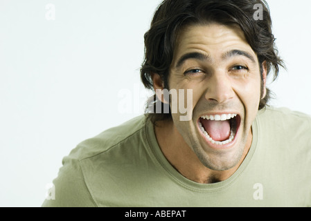 Mann, Mund weit offen und die Augenbrauen angehoben, Porträt Stockfoto