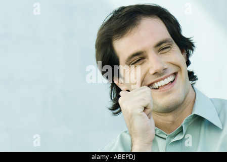 Mann, lächelt und macht Daumen hoch Zeichen, Porträt Stockfoto