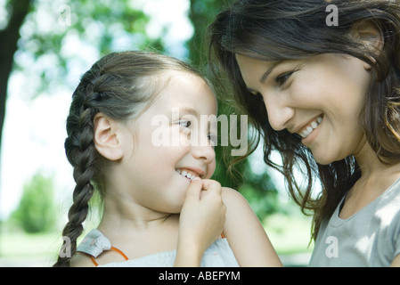 Mädchen und Mutter Blick auf einander, Nahaufnahme Stockfoto