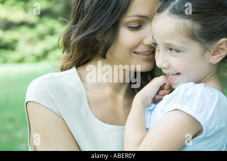 Mädchen und Mutter, Lächeln, Porträt Stockfoto