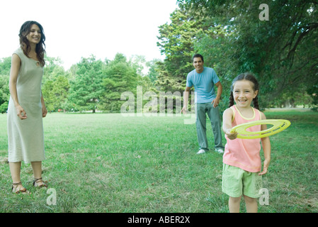 Familie spielen mit Kunststoff-Scheibe Stockfoto
