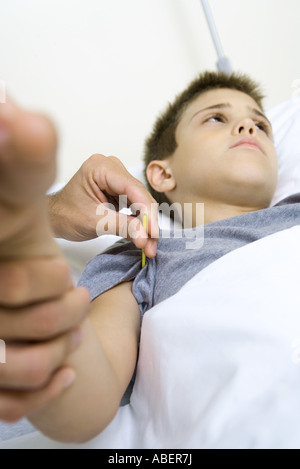 Junge mit Temperatur genommen Stockfoto