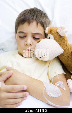 Junge im Krankenhausbett liegend Stockfoto