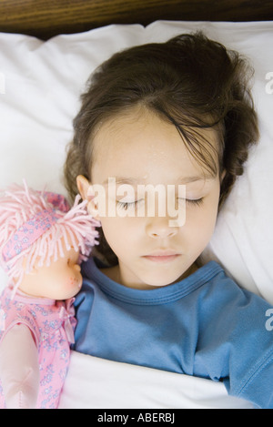 Mädchen im Krankenhausbett liegend Stockfoto