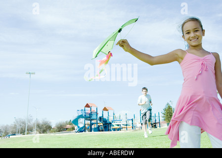 Mädchen hält kite Stockfoto