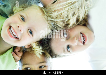 Kinder mit Köpfen zusammen, niedrigen Winkel Ansicht Stockfoto
