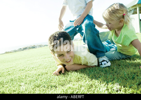Kinder spielen auf dem Rasen Stockfoto