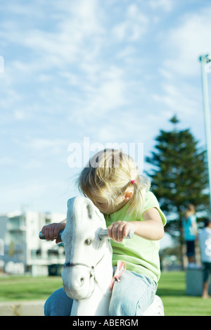 Mädchen auf Spielplatz Stockfoto