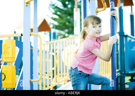 Kind auf Spielgeräten Stockfoto