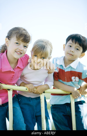 Kinder auf Spielgeräten Stockfoto