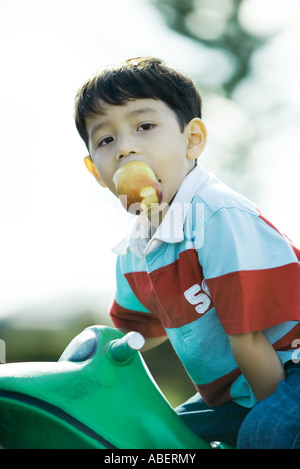 Kind auf Spielgeräten Stockfoto