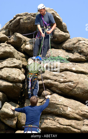 Kletterer am Hound Tor auf Dartmoor, Devon, UK Stockfoto