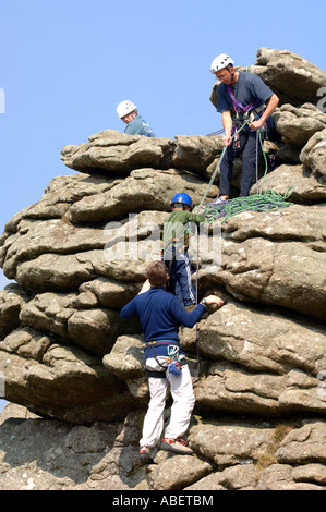 Kletterer am Hound Tor auf Dartmoor, Devon, UK Stockfoto