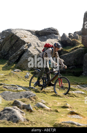 Hound Tor, Radfahrer am Hound Tor auf Dartmoor, Devon, UK Stockfoto