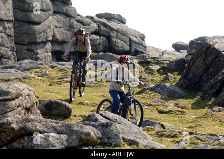 Hound Tor, Radfahrer am Hound Tor auf Dartmoor, Devon, UK Stockfoto