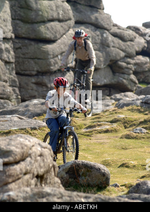 Hound Tor, Radfahrer am Hound Tor auf Dartmoor, Devon, UK Stockfoto