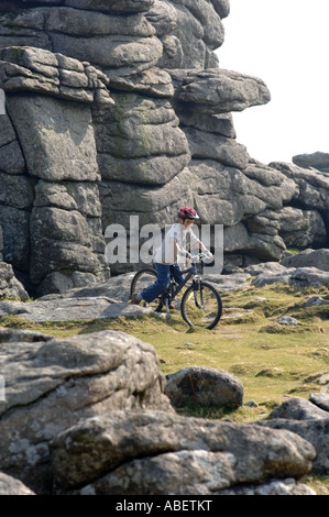 Hound Tor, Radfahrer am Hound Tor auf Dartmoor, Devon, UK Stockfoto