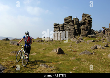 Hound Tor, Radfahrer am Hound Tor auf Dartmoor, Devon, UK Stockfoto