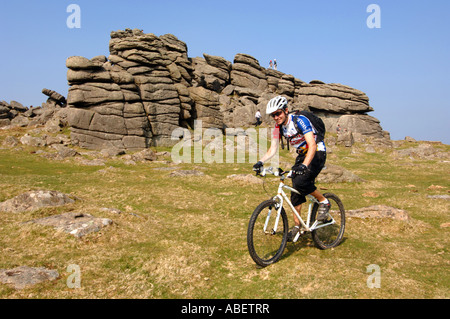 Hound Tor, Radfahrer am Hound Tor auf Dartmoor, Devon, UK Stockfoto