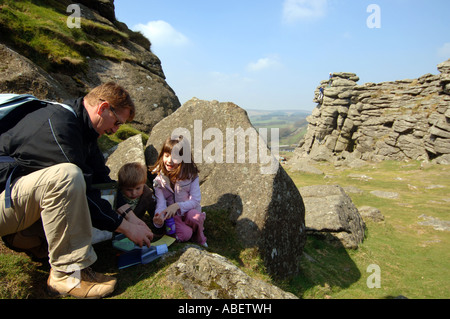Letterboxing am Hound Tor auf Dartmoor, Devon, UK Stockfoto