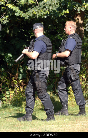Bewaffnete Polizisten auf einen Anruf, in Großbritannien, UK Stockfoto