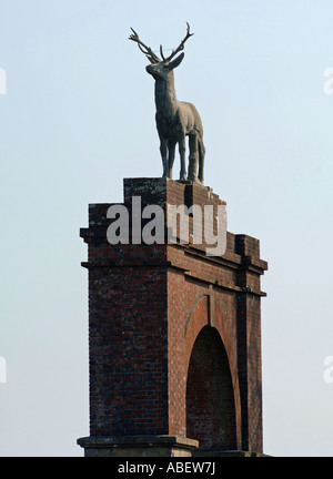 Fünf Beinen Statue eines Hirsches auf eine gewölbte Tor in der Drax Anwesen in Dorset, England, UK Stockfoto