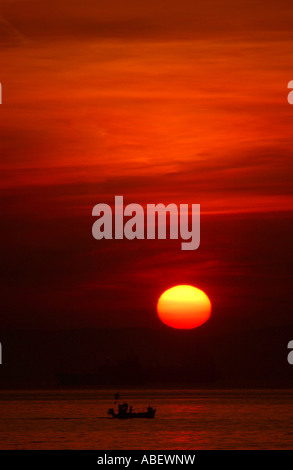 Sonnenuntergang, Trawler Schiff bei Sonnenuntergang vor der Küste von Dorset, Großbritannien Stockfoto