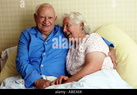 Älteres paar lächelnd im Bett Stockfoto