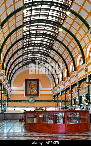 Saigon (Ho-Chi-Minh-Stadt) Post Office Interior in Vietnam Ho Chi Minh Porträt zeigen Stockfoto