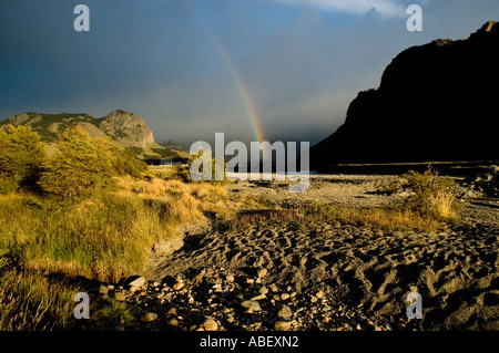 Regenbogen über Rio de Las Vueltas nach dem Sturm, El Chalten, Santa Cruz, Patagonien, Argentinien Stockfoto