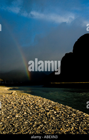 Regenbogen über Rio de Las Vueltas nach dem Sturm, El Chalten, Santa Cruz, Patagonien, Argentinien Stockfoto