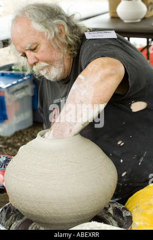 Randy Brodnax Erzieher Künstler gibt Keramik Demonstration Pyromania symposium Stockfoto