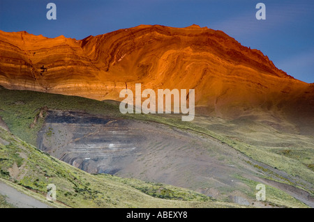 Geschichtete Gesteinsformationen in Patagonien, Provinz Santa Cruz, Argentinien Stockfoto