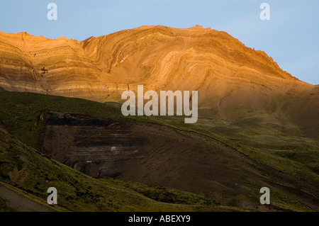 Geschichtete Gesteinsformationen in Patagonien, Provincia de Santa Cruz, Argentinien Stockfoto