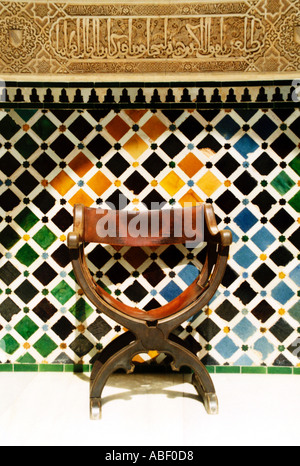 Stuhl gegen Fliesen in der Alhambra Granada Spanien Stockfoto