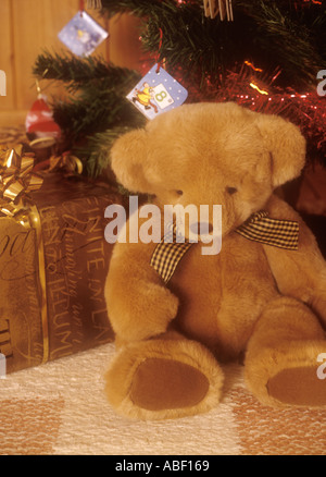 Teddy Bär neben dem Weihnachtsbaum und Geschenke Stockfoto
