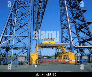 Die abgehängte fahrenden Auto und Schwebefähre über dem River Tees, Middlesbrough, Cleveland, England, UK. Stockfoto