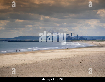 Rotcar Stahlwerk (Mitte), gesehen über der Tees Mündung von Seaton Carew Sands, Teesside, Hartlepool, Cleveland, England, UK. In den 1990er Jahren Stockfoto