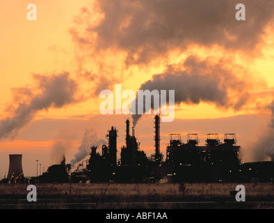 Chemische Werke gegen eine gelbe Sonnenuntergang; Teil der komplexen chemischen bei Wilton, Teesside, Cleveland, England, UK. Stockfoto