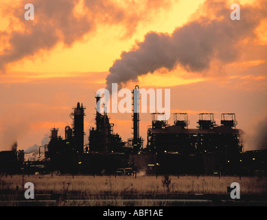 Chemische Werke gegen gelbe Sonnenuntergang; Teil der komplexen chemischen bei Wilton, Teesside, Cleveland, England, UK. Stockfoto