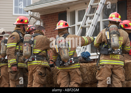 Feuerwehr-Übung kontrolliert Brennen eines Hauses McLean Virginia Stockfoto