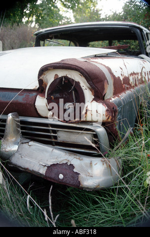 weggeworfene 1956 Ford Sunliner Oldtimer aufgegeben am Straßenrand Amerikaner uns Usa Junk-e-Schrott Müll aufgegeben Straßenrand in Usa Stockfoto