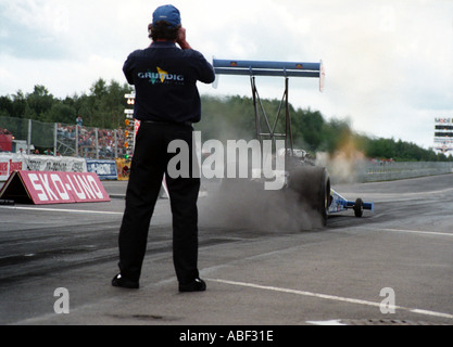 John Wright Crewchief auf Viveca Averstadts Grundig Top Fuel Dragster im Mantrop Park in Südschweden Stockfoto