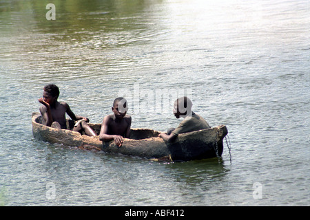 Kinder im Boot Popa Fälle Namibia Stockfoto